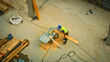 Bezpieczeństwo pracy przy użyciu pił taśmowych - najważniejsze zasady i porady